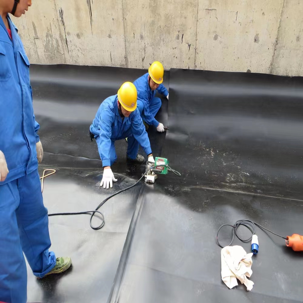 蓄水池黑膜施工现场 蓄水池黑膜施工现场